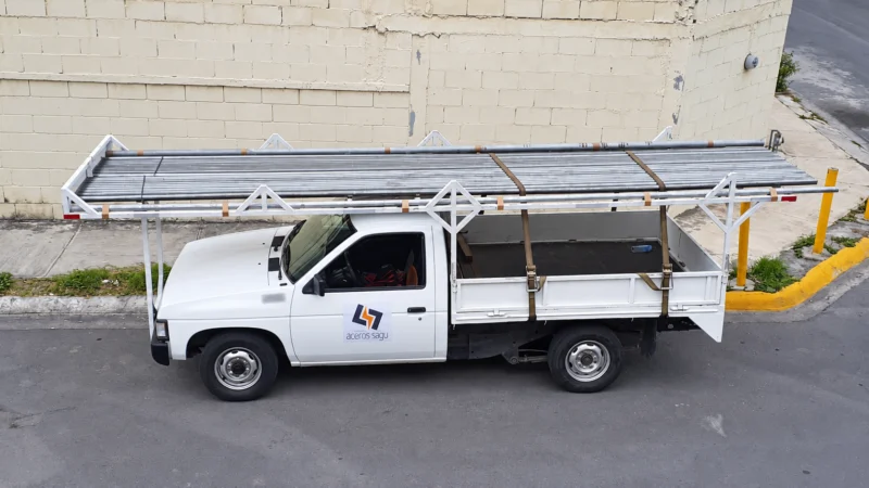 Camioneta de AcerosSagu transportando tubos de acero